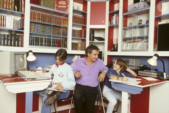 Michel Sardou chante, Davy est comédien et Romain s'est tourné vers la littérature.
Archives - En France, à Paris, rendez-vous avec Michel Sardou, à son domicile, dans son bureau, avec ses 2 fils, Romain, 13 ans et Davy, 9 ans. Novembre 1987 © Michel Marizy via Bestimage