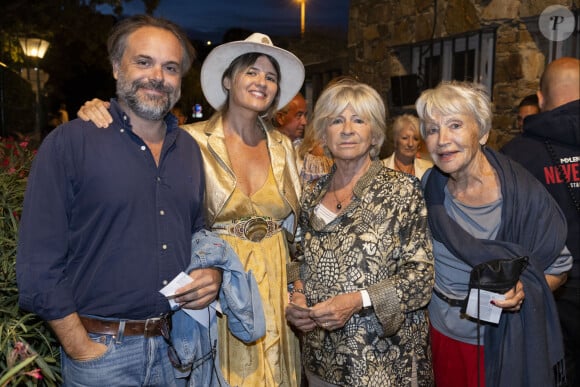 Exclusif - Romain Sardou et sa compagne Kym Thiriot, Marie-France Mignal et une amie - Personnalités à la représentation de la pièce de théâtre "Glenn, naissance d'un prodige" lors du Festival de Ramatuelle. Le 7 août 2023 © Cyril Bruneau / Festival de Ramatuelle / Bestimage