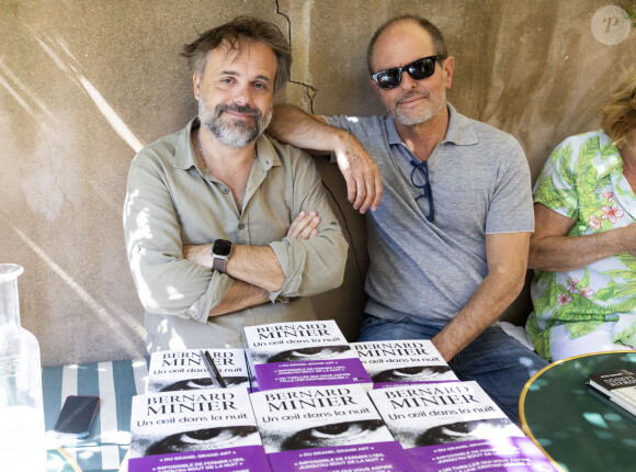 Exclusif - Bernard Minier, Romain Sardou - 2ème édition "Les Plumes de Ramatuelle 2023" au café de l'Ormeau, en marge du festival de Ramatuelle (31 juillet - 11 août 2023), le 3 août 2023. © Cyril Bruneau / Festival de Ramatuelle / Bestimage