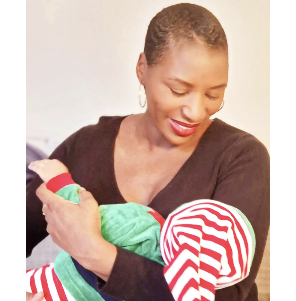 Photo : Au mois de décembre suivant, Johanna Ghiglia postait une première  photo dEwen à loccasion de son premier Noël. Dans ses bras et habillé en  lutin, le bébé était néanmoins bien