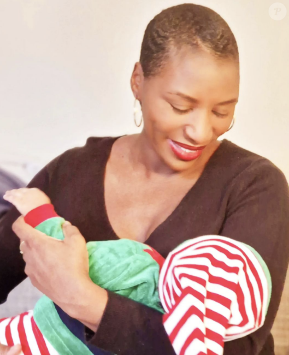 Au mois de décembre suivant, Johanna Ghiglia postait une première photo d'Ewen à l'occasion de son premier Noël. Dans ses bras et habillé en lutin, le bébé était néanmoins bien camouflé. Il était même impossible de voir son visage, ni même un bout de sa peau.
Johanna Ghiglia (Télématin) est devenue maman pour la première fois en août 2022. Instagram