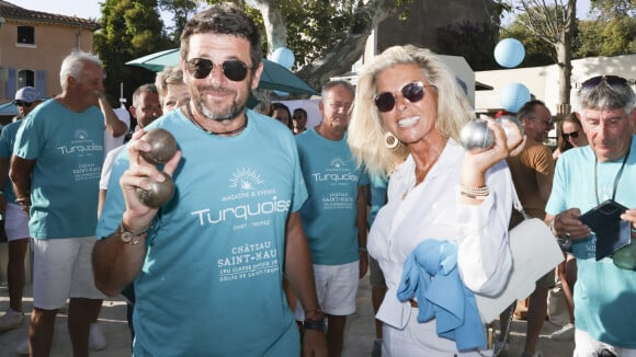 Caroline Margeridon en total look blanc avec Patrick Bruel, un duo complice place des Lices à Saint-Tropez