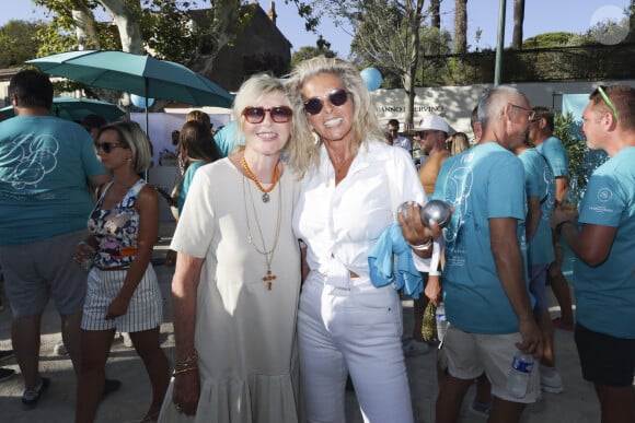 Et de la célèbre comédienne Chantal Ladesou.
Chantal Ladessous, Caroline Margeridon lors d'un tournoi de pétanque caritatif organisé par Turquoise magazine au profit de l'association "Sourire à la vie" (association qui soutient les enfants atteints du cancer ) place des Lices à Saint-Tropez le 13 août 2023. © Jack Tribeca / Bestimage 