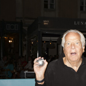 Massimo Gargia lors d'un tournoi de pétanque caritatif organisé par Turquoise magazine au profit de l'association "Sourire à la vie" (association qui soutient les enfants atteints du cancer ) place des Lices à Saint-Tropez le 13 août 2023. © Jack Tribeca / Bestimage 