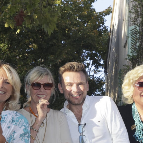 Pascale Perez, Chantal Ladesou, Jeanfi Janssens (parrain de cette 4ème édition), Zize, Caroline Margeridon lors d'un tournoi de pétanque caritatif organisé par Turquoise magazine au profit de l'association "Sourire à la vie" (association qui soutient les enfants atteints du cancer ) place des Lices à Saint-Tropez le 13 août 2023. © Jack Tribeca / Bestimage 