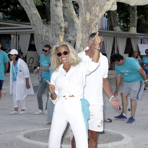 Caroline Margeridon lors d'un tournoi de pétanque caritatif organisé par Turquoise magazine au profit de l'association "Sourire à la vie" (association qui soutient les enfants atteints du cancer ) place des Lices à Saint-Tropez le 13 août 2023. © Jack Tribeca / Bestimage 