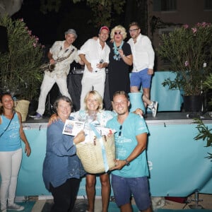 Zize Jeanfi Janssens (parrain de cette 4ème édition), Genevieve Walther, Pascale Perez, Tom Perez lors d'un tournoi de pétanque caritatif organisé par Turquoise magazine au profit de l'association "Sourire à la vie" (association qui soutient les enfants atteints du cancer ) place des Lices à Saint-Tropez le 13 août 2023. © Jack Tribeca / Bestimage 