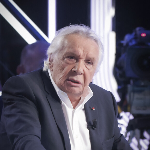 Michel Sardou a été visé par une chanteuse française... 
Exclusif - Michel Sardou sur le plateau de l'émission Touche pas à mon poste (TPMP) présentée en direct par C.Hanouna et diffusée sur C8. © Jack Tribeca / Bestimage 