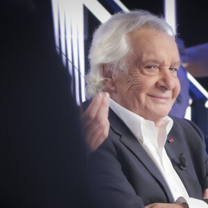 Exclusif - Michel Sardou sur le plateau de l'émission Touche pas à mon poste (TPMP) présentée en direct par C.Hanouna et diffusée sur C8 le 29 août 2022. © Jack Tribeca / Bestimage 