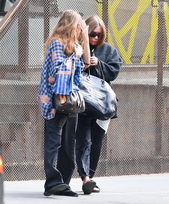 Enfants stars, les jumelles sont toujours très proches.
Exclusif - Les soeurs jumelles Mary Kate et Ashley Olsen dans West Village à New York City, New York, Etats-Unis, le 16 mai 2023.