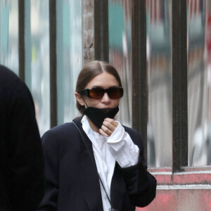 Exclusif - Mary-Kate Olsen et Ashley Olsen sortent pour une pause cigarette à New York City, New York, Etats-Unis, le 25 octobre 2021. 