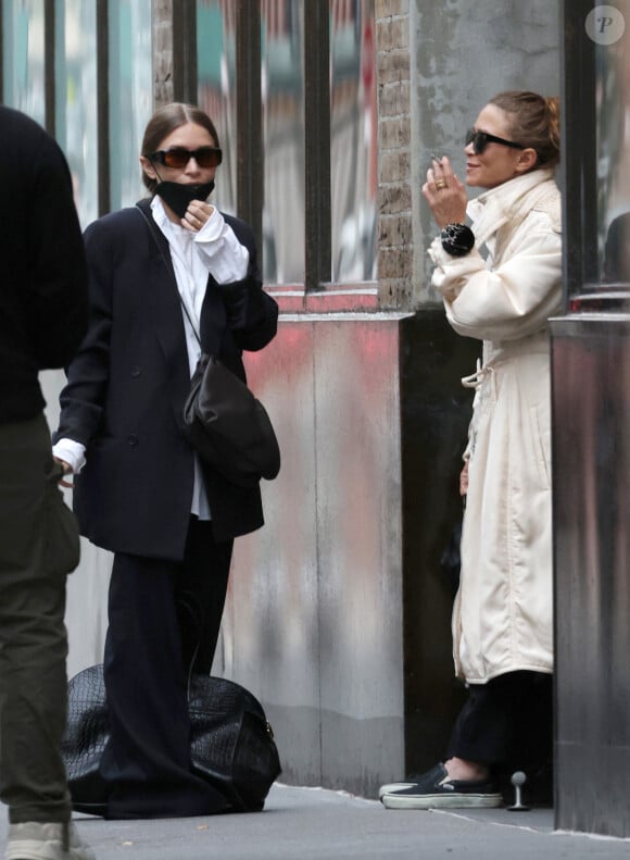 Exclusif - Mary-Kate Olsen et Ashley Olsen sortent pour une pause cigarette à New York City, New York, Etats-Unis, le 25 octobre 2021. 