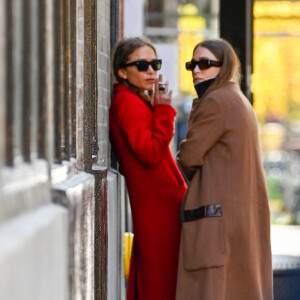 Exclusif - Mary-Kate Olsen et Ashley Olsen sortent pour une pause cigarette à New York City, New York, Etats-Unis, le 22 octobre 2021. 