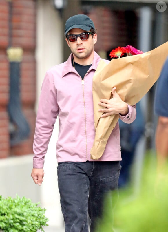 Exclusif - Louis Eisner, le compagnon de Ashley Olsen, est passé chez le fleuriste pour l'anniversaire de Ashley le 13 juin 2019.