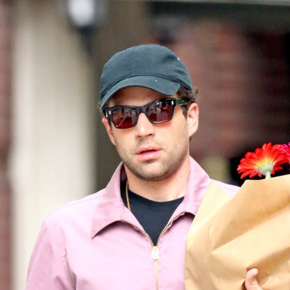 Exclusif - Louis Eisner, le compagnon de Ashley Olsen, est passé chez le fleuriste pour l'anniversaire de Ashley le 13 juin 2019.