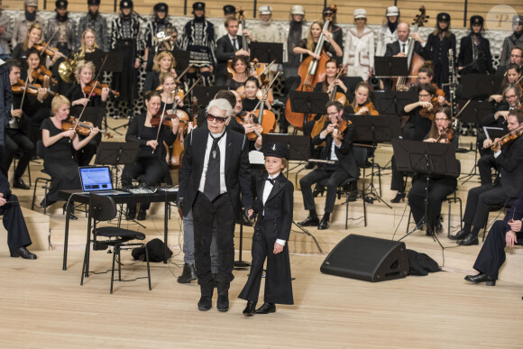 Pour le moment, le fisc doit s'en mêler.
Karl Lagerfeld et son filleul Hudson Kroenig - Défilé Collection Métiers d'Art Chanel à la Philharmonie de l'Elbe à Hambourg, Allemagne, le 6 décembre 2017. © Olivier Borde/Bestimage 