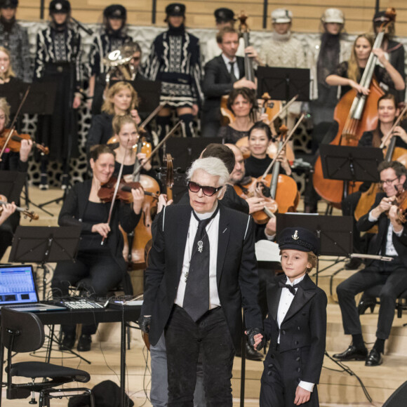Pour le moment, le fisc doit s'en mêler.
Karl Lagerfeld et son filleul Hudson Kroenig - Défilé Collection Métiers d'Art Chanel à la Philharmonie de l'Elbe à Hambourg, Allemagne, le 6 décembre 2017. © Olivier Borde/Bestimage 