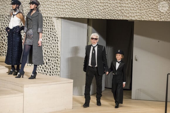 Karl Lagerfeld et son filleul Hudson Kroenig - Défilé Collection Métiers d'Art Chanel à la Philharmonie de l'Elbe à Hambourg, Allemagne, le 6 décembre 2017. © Olivier Borde/Bestimage 