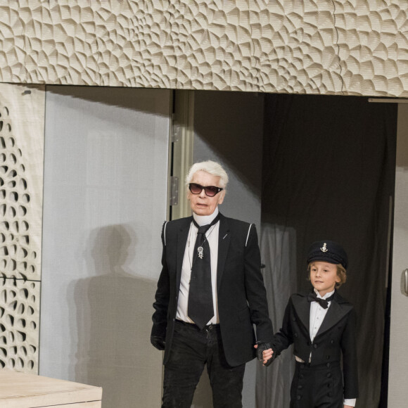 Karl Lagerfeld et son filleul Hudson Kroenig - Défilé Collection Métiers d'Art Chanel à la Philharmonie de l'Elbe à Hambourg, Allemagne, le 6 décembre 2017. © Olivier Borde/Bestimage 