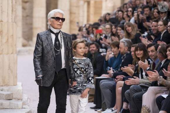 Karl Lagerfeld et son filleul Hudson Kroenig - Premier défilé de mode "Chanel Cruise" au Grand Palais à Paris. Le 3 mai 2017 © Olivier Borde / Bestimage 