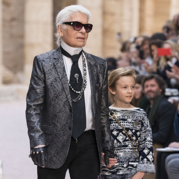 Karl Lagerfeld et son filleul Hudson Kroenig - Premier défilé de mode "Chanel Cruise" au Grand Palais à Paris. Le 3 mai 2017 © Olivier Borde / Bestimage 