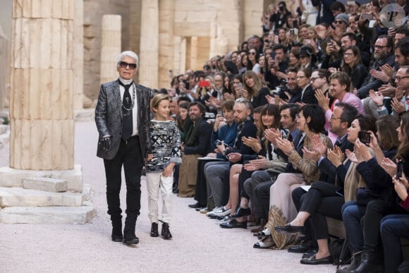 Karl Lagerfeld et son filleul Hudson Kroenig - Premier défilé de mode "Chanel Cruise" au Grand Palais à Paris. Le 3 mai 2017 © Olivier Borde / Bestimage 