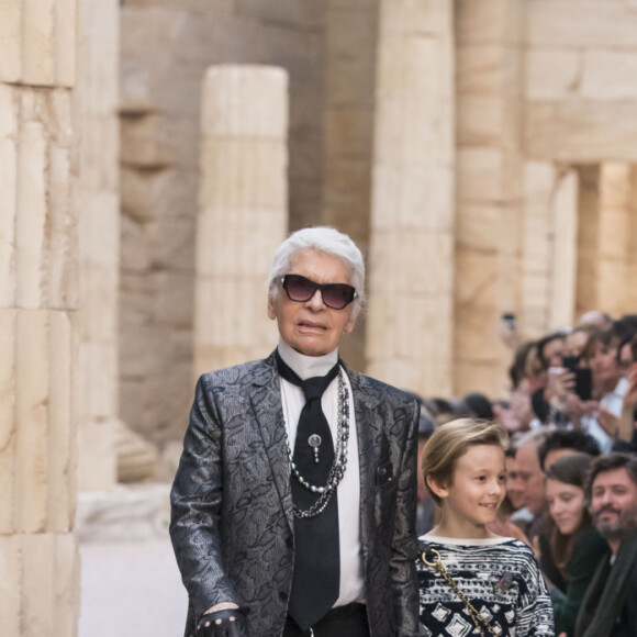 Karl Lagerfeld et son filleul Hudson Kroenig - Premier défilé de mode "Chanel Cruise" au Grand Palais à Paris. Le 3 mai 2017 © Olivier Borde / Bestimage 