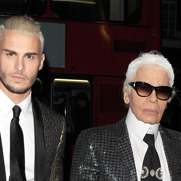 Et Baptiste Giabiconi, qui avait annoncé une somme colossale, pourrait avoir bien moins que prévu.
Karl Lagerfeld et Baptiste Giabiconi (blond platine) - Arrivée des people au vernissage de l'exposition "Mademoiselle Privé" à la Galerie Saatchi à Londres, le 12 octobre 2015. 