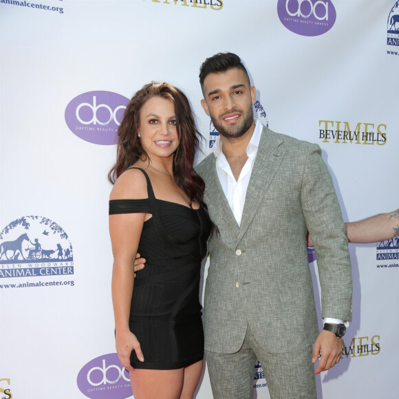 "Sam Asghari ne dormait pas beaucoup à la maison, et Britney Spears est devenue violente avec lui"
Britney Spears et son compagnon Sam Asghari sur le tapis rouge " The Daytime Beauty Awards " à Los Angeles Le 20 septembre 2019 