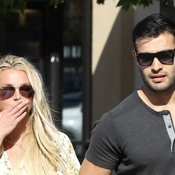 Britney Spears, souriante et rayonnante, se balade main dans la main avec son compagnon Sam Asghari à Camarillo en Californie. Le couple est allé faire du shopping chez GAP et est ensuite allé acheter de la nourriture à emporter dans un In-N-Out Burger. Britney est accompagnée de son garde du corps. Le 17 mai 2019 