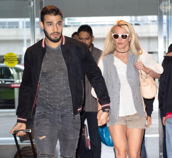 Exclusif - Britney Spears et son compagnon Sam Asghari arrivent à l'aéroport de New York (JFK) le 13 mai 2018.