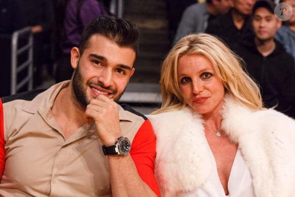 Selon nos confrères de "TMZ", le couple serait au bord du divorce
Britney Spears et son compagnon Sam Asghari lors du match de NBA "Lakers - Warriors" au Staples Center à Los Angeles, le 29 novembre 2017. © CPA/Bestimage