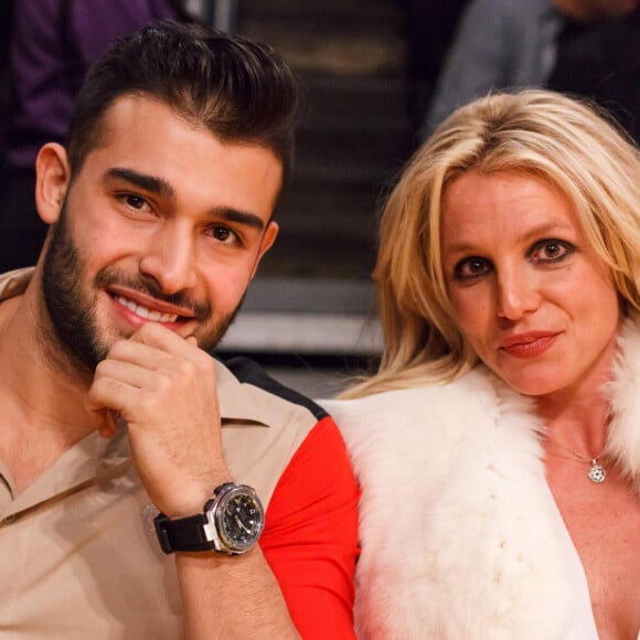 Selon nos confrères de "TMZ", le couple serait au bord du divorce
Britney Spears et son compagnon Sam Asghari lors du match de NBA "Lakers - Warriors" au Staples Center à Los Angeles, le 29 novembre 2017. © CPA/Bestimage