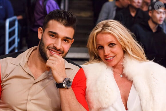 Britney Spears et son compagnon Sam Asghari lors du match de NBA "Lakers - Warriors" au Staples Center à Los Angeles, le 29 novembre 2017. © CPA/Bestimage