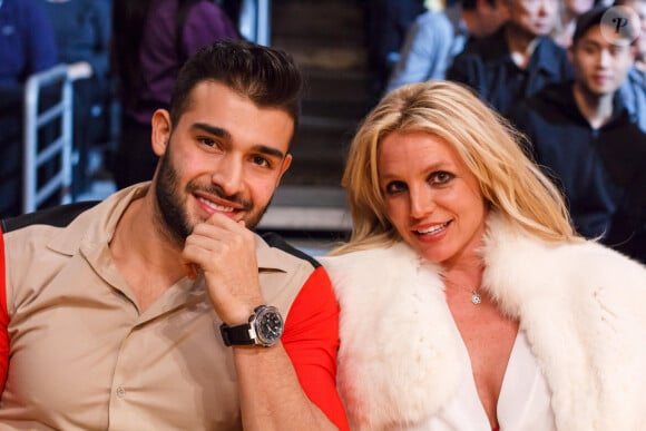 De "profonds problèmes" seraient apparus dès les premiers mois après leur mariage.
Britney Spears et son compagnon Sam Asghari lors du match de NBA "Lakers - Warriors" au Staples Center à Los Angeles, le 29 novembre 2017. © CPA/Bestimage