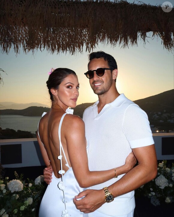 Dans les commentaires, les abonnés se sont époumonnés.
Iris Mittenaere et son fiancé Diego El Glaoui sur Instagram.