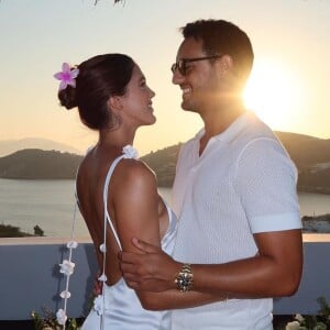 La belle a en effet posté une série de photos où elle s'affiche vêtue d'une longue robe blanche.
Iris Mittenaere et son fiancé Diego El Glaoui sur Instagram.