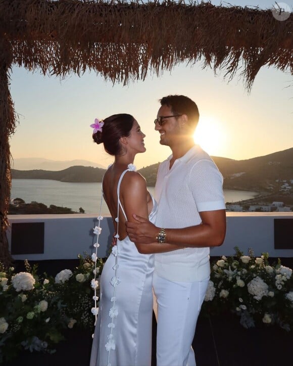La belle a en effet posté une série de photos où elle s'affiche vêtue d'une longue robe blanche.
Iris Mittenaere et son fiancé Diego El Glaoui sur Instagram.
