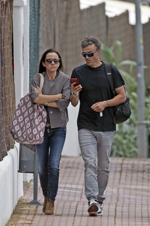 
L'ancien entraineur du FC Barcelone, Luis Enrique et sa femme Elena Cullell en vacances à Ibiza, Espagne, le 5 juin 2017.