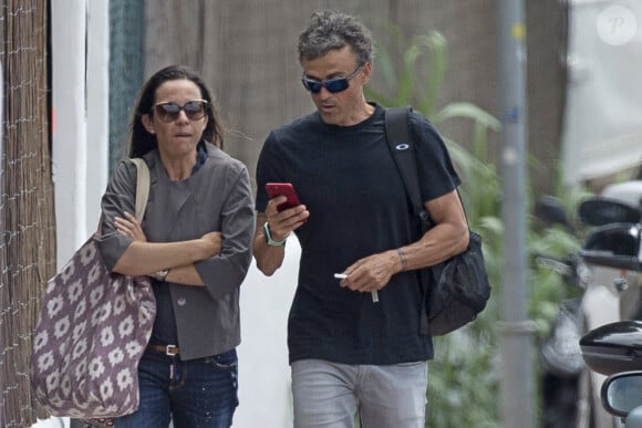 L'ancien entraineur du FC Barcelone, Luis Enrique et sa femme Elena Cullell en vacances à Ibiza, Espagne, le 5 juin 2017.