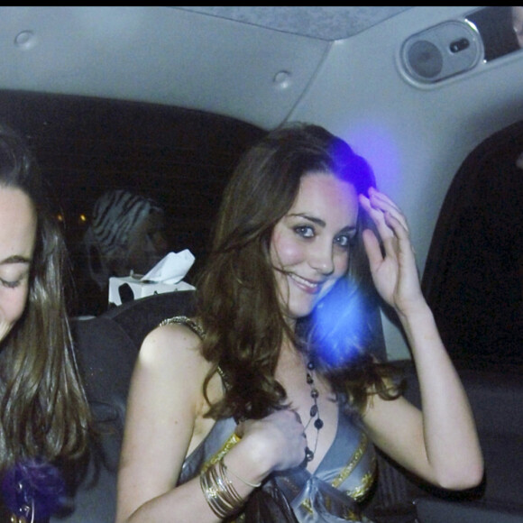 Une soirée qui rappelle ses grandes années, avant son mariage.
Le prince William et Kate Middleton au Mahiki Nightclub, à Londres