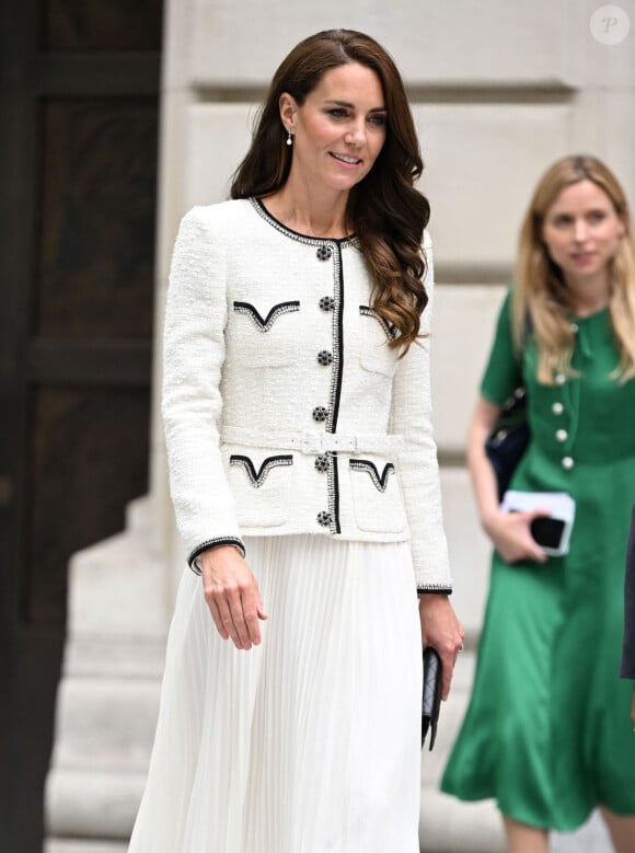 Catherine (Kate) Middleton, princesse de Galles, arrive à la réouverture de la National Portrait Gallery à Londres, Royaume-Uni, le 20 juin 2023, à la suite d'un programme de rénovation de trois ans. La galerie a subi une transformation majeure depuis la fermeture de ses portes en mars 2020, la plus importante depuis l'ouverture du bâtiment il y a 127 ans. 