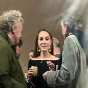 Elle a profité d'une soirée de techno entre copines, quasi incognito et a lâché 700 livres de pourboire ! 
Kate Middleton a fait une apparition remarquée dans un festival de techno.