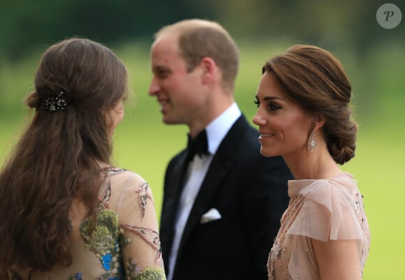 Le prince William, quant à lui était absent ! 
Rose Cholmondeley, le prince William, duc de Cambridge et Catherine Kate Middleton, la duchesse de Cambridge participent à un dîner de gala de l'association "East Anglia's Children's Hospices'" à King's Lynn le 22 juin 2016. 