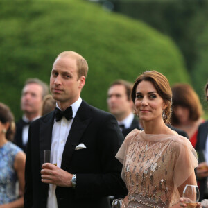 Kate Middleton était accompagnée de Rose Hanbury, l'une de ses proches.
Le prince William, duc de Cambridge et Catherine Kate Middleton, la duchesse de Cambridge, Rose Cholmondeley participent à un dîner de gala de l'association "East Anglia's Children's Hospices'" à King's Lynn le 22 juin 2016. 