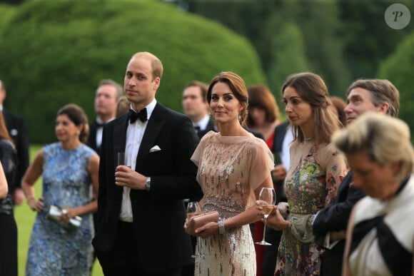 Kate Middleton était accompagnée de Rose Hanbury, l'une de ses proches.
Le prince William, duc de Cambridge et Catherine Kate Middleton, la duchesse de Cambridge, Rose Cholmondeley participent à un dîner de gala de l'association "East Anglia's Children's Hospices'" à King's Lynn le 22 juin 2016. 