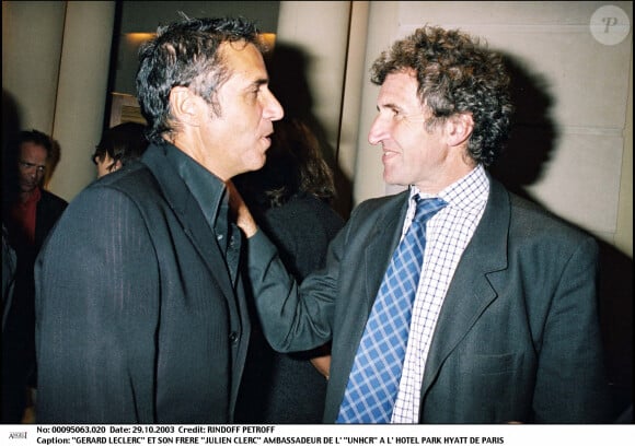Julien Clerc et son frère Gérard Leclerc à l'hôtel Park Hyatt à Paris le 29 octobre 2003.