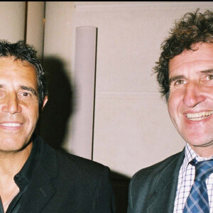 Un moment d'émotion à jamais gravé dans le temps
Julien Clerc avec sa fille Jeanne et son frère Gérard Leclerc à l'hôtel Park Hyatt à Paris le 29 octobre 2003.
