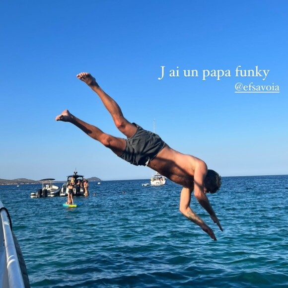 En effet, sur Instagram, sa fille Vittoria de Savoie a partagé le plongeon impressionnant de son papa dans l'eau
Emmanuel Philibert sur Instagram