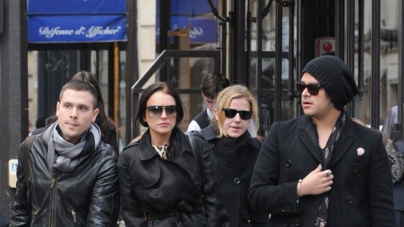 Suivez Lindsay Lohan et ses amis dans les rues de Paris... Elle fait la tête !